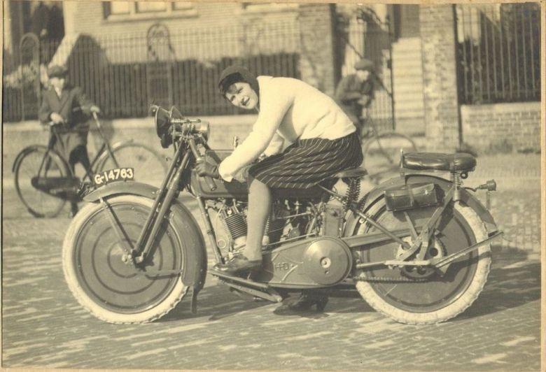 Kobieta na Harleyu, 1920