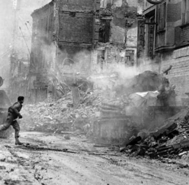 Załoga Shermana M4 ucieka z płonącego czołgu w okolicach katedry w Kolonii, 6 marca 1945