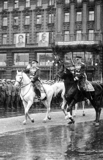 Na białym koniu marszałek Żukow i gen. K.Rokossowski na paradzie zwycięstwa na Placu Czerwonym, 24 Czerwca 1945