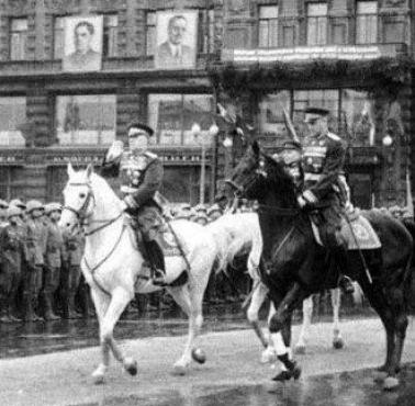 Na białym koniu marszałek Żukow i gen. K.Rokossowski na paradzie zwycięstwa na Placu Czerwonym, 24 Czerwca 1945