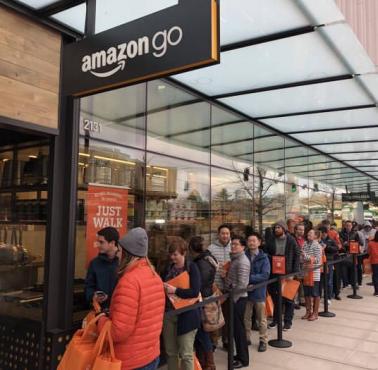 Tłumek przed wejściem do pierwszego na świecie w pełni bezobsługowego marketu Amazon Go w Seattle, USA