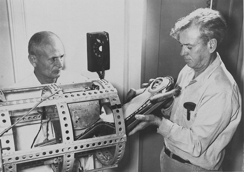 Małpa o imieniu Sam przygotowywana do lotu w kapsule, 1959