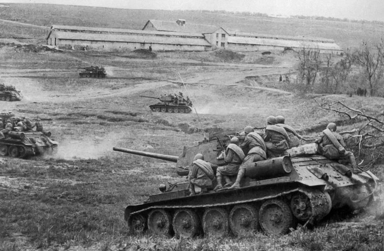 Sowieckie czołgi T-34/85 podczas odeskiej ofensywy, kwiecień 1944