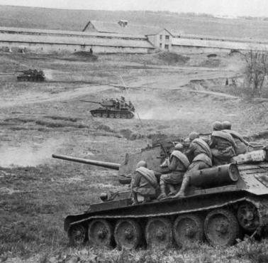 Sowieckie czołgi T-34/85 podczas odeskiej ofensywy, kwiecień 1944