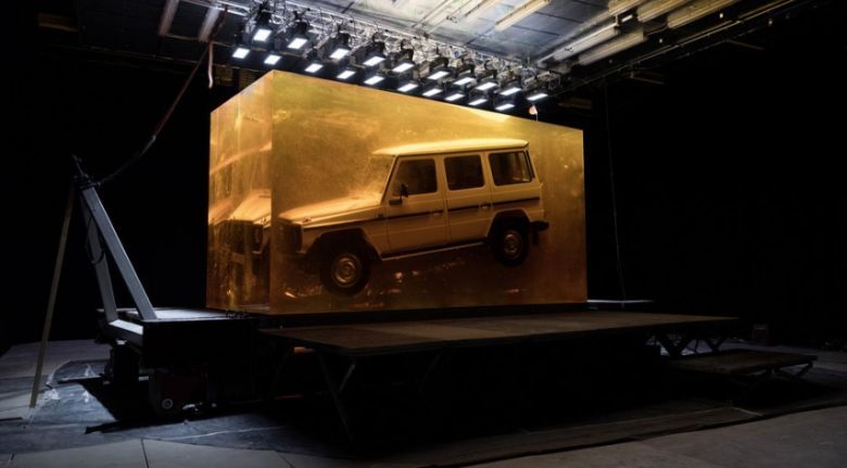 Mercedes-Benz zatopił w 1979 roku model G w największej na świecie instalacji żywicy syntetycznej, która wyglądała jak bursztyn