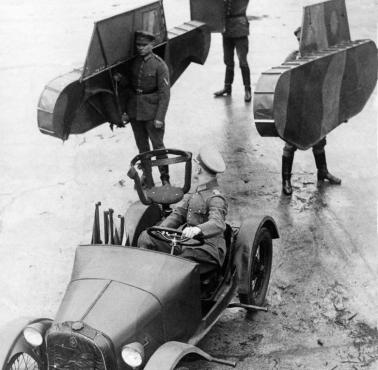Niemieccy żołnierze przygotowują samochód do założenia osłon, 1931
