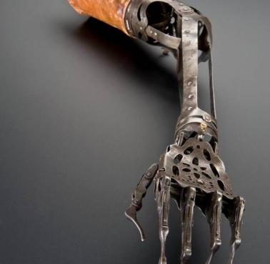 Wykonana z mosiądzu i skóry w drugiej połowie XIX wieku proteza lewej ręki, Muzeum Nauki w Londynie