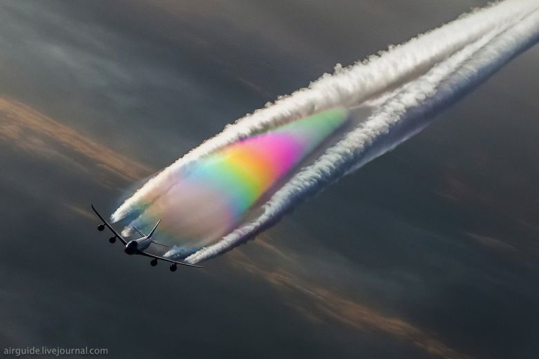 Piękna tęcza za samolotem Boeing 747