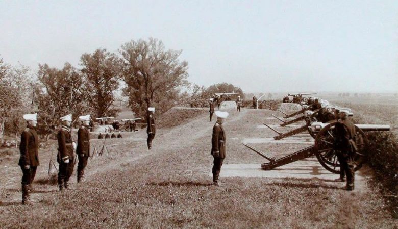Bateria rosyjskiej artylerii na forcie przy Królikarni w Warszawie, za plecami droga (obecnie ul. Idzikowskiego), 1897