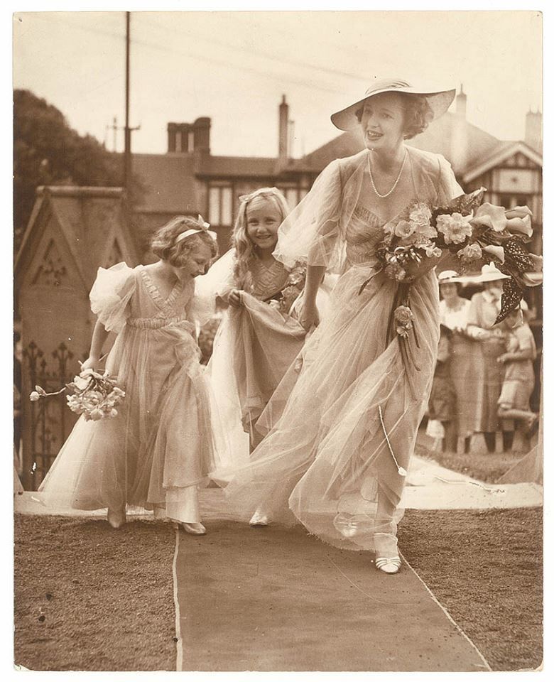 Panna młoda wchodzi do kościoła, Darling Point, Sydney, około 1935 roku