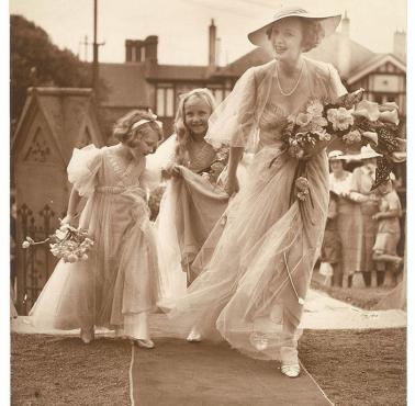 Panna młoda wchodzi do kościoła, Darling Point, Sydney, około 1935 roku