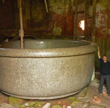 Wykonana w 1782 roku carska wanna gigant (wysokość prawie 2 metry, średnia 533 cm, waga 48 ton)