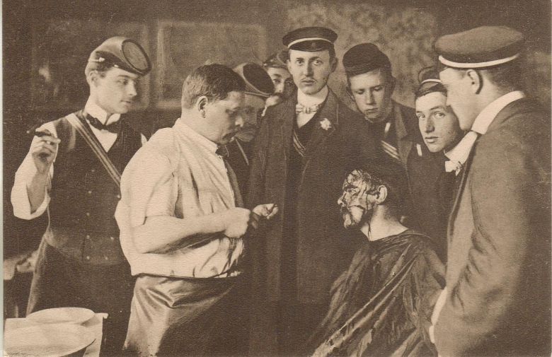 Ranny uczeń w wyniku ćwiczeń z szermierki. Na zdjęciu studenci z Uniwersytetu w Heidelbergu, Niemcy, 1906