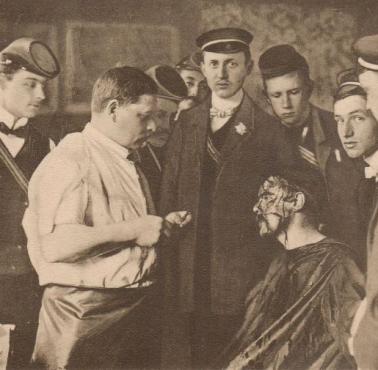 Ranny uczeń w wyniku ćwiczeń z szermierki. Na zdjęciu studenci z Uniwersytetu w Heidelbergu, Niemcy, 1906