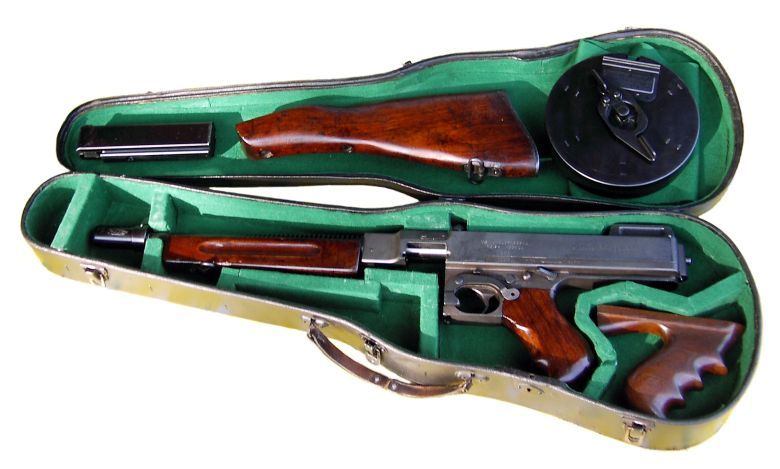 Pistolet maszynowy Thompsona umieszczony w futerale skrzypiec