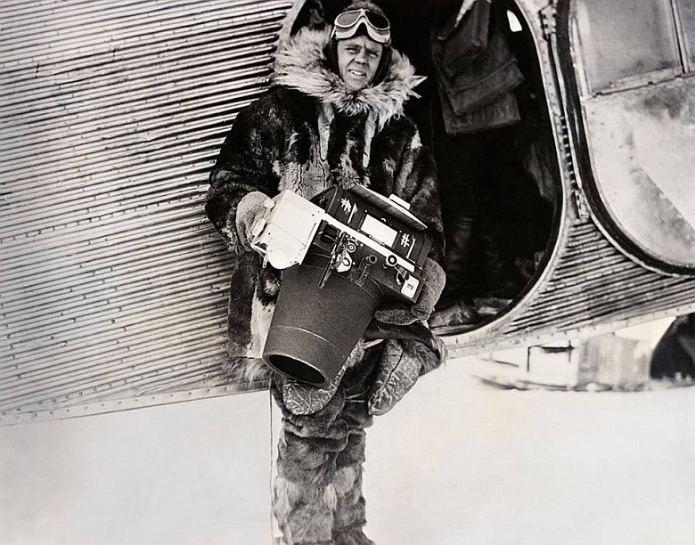 Fotoreporter Kapitan Ashley C. McKinley (National Geographic) ze swoim aparatem, Antarktyka, 1932