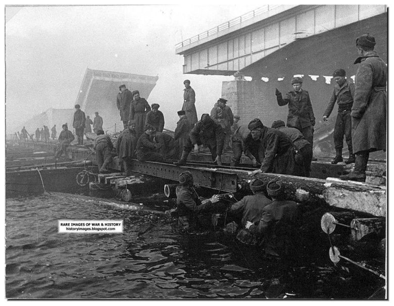 Rosjanie budują most pontonowy na Odrze, 1945