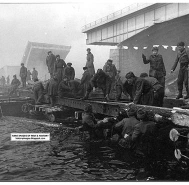 Rosjanie budują most pontonowy na Odrze, 1945
