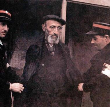 Policja żydowska łapie ukrywającego się Żyda