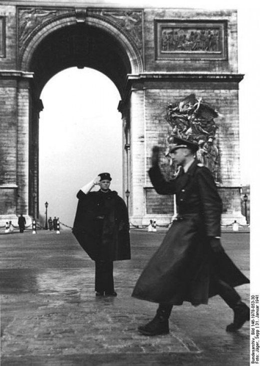 Francuski policjant salutuje niemieckiemu oficerowi, Paryż, 1941