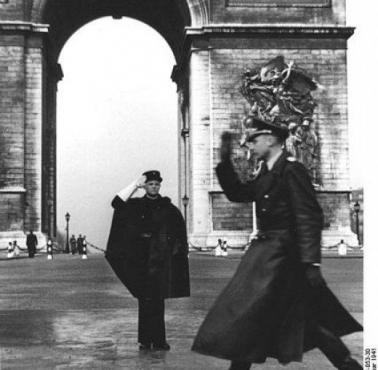 Francuski policjant salutuje niemieckiemu oficerowi, Paryż, 1941