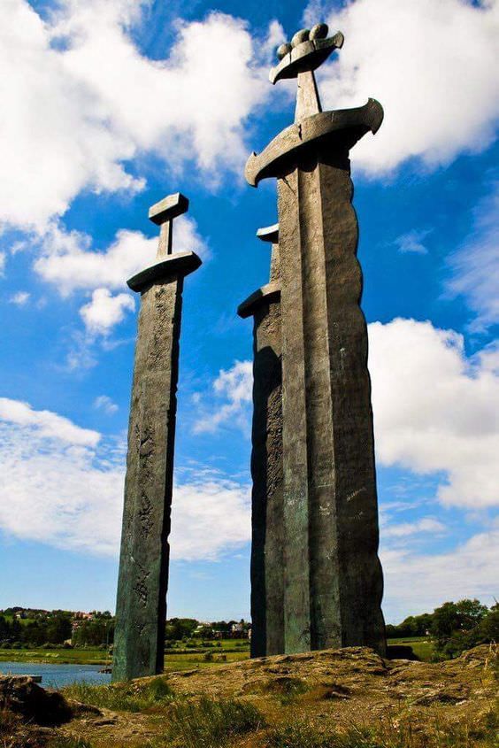 Sverd i fjell - trzy miecze Wikingów wykonane w całości z brązu. Miecze upamiętniają bitwę nad Hafrsfjord w 872 roku, Norwegia