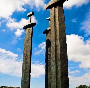 "Sverd i fjell" - trzy miecze Wikingów wykonane w całości z brązu. Miecze upamiętniają bitwę nad Hafrsfjord w 872 roku, Norwegia