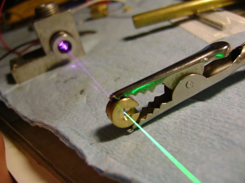 Granat syntetyczny przekształca wiązkę lasera w podczerwieni w zieloną wiązkę laserową, podwajając częstotliwość fotonów