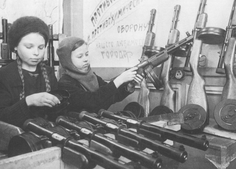 Dziewczynki w oblężonym Leningradzie składają pepesze, 1943
