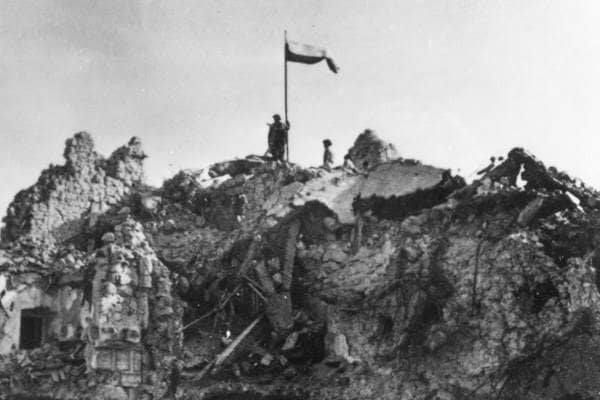 Polska flaga powiewa nad Monte Cassino, 1944