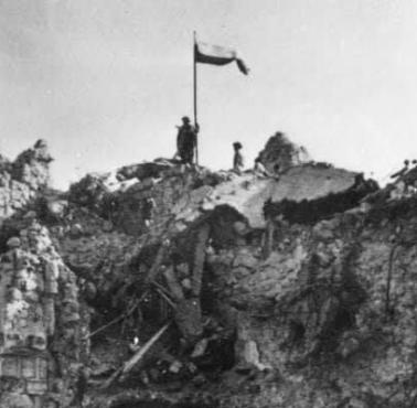 Polska flaga powiewa nad Monte Cassino, 1944