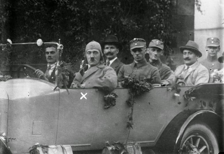 Przyszły kanclerz Niemiec Adolf Hitler wraz ze swoimi towarzyszami w czasie przejażdżki samochodem, 1923