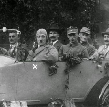 Przyszły kanclerz Niemiec Adolf Hitler wraz ze swoimi towarzyszami w czasie przejażdżki samochodem, 1923