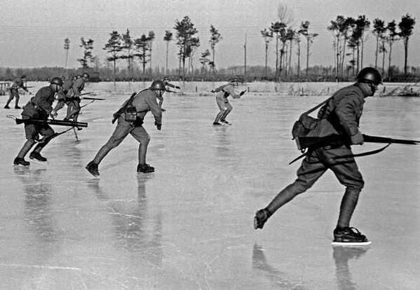 Holenderscy żołnierze ćwiczą atak na łyżwach, 1940