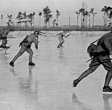 Holenderscy żołnierze ćwiczą atak na łyżwach, 1940