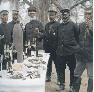 Japońscy Oficerowie świętują zdobycie Port Artur, 1905