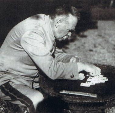 Józef Piłsudski podczas stawiania swojego ulubionego pasjansa