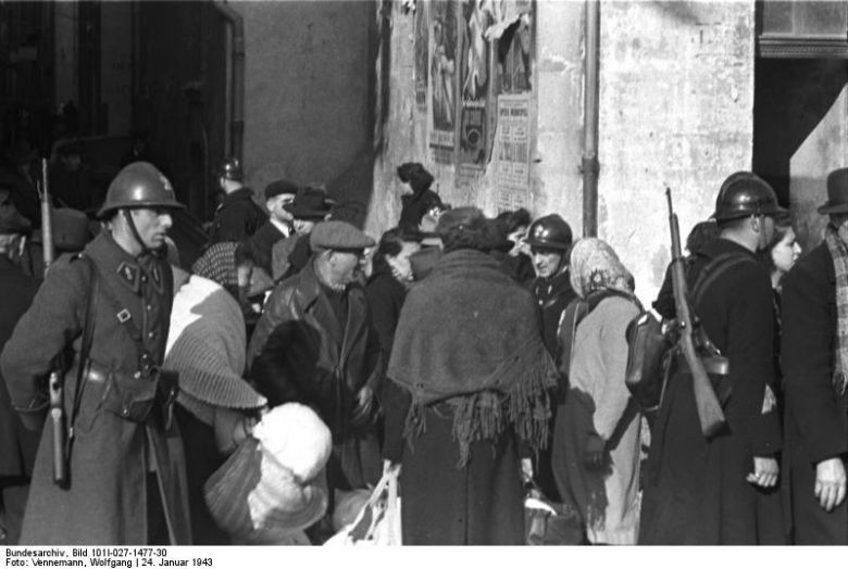 Deportacja Żydów z Marsylii 24.1.1943. Na zdjęciach francuscy policjanci podczas aresztowania Żydów i konwojowania ..., 1943