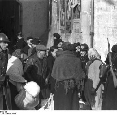 Deportacja Żydów z Marsylii 24.1.1943. Na zdjęciach francuscy policjanci podczas aresztowania Żydów i konwojowania ..., 1943