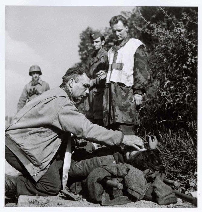 Amerykański kapelan wojskowy przy umierającym niemieckim żołnierzu, Normandia, Francja, 1944