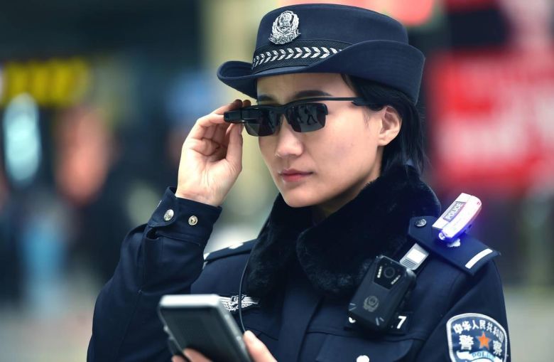 Chińska policjantka wyposażona w okulary do rozpoznawania twarzy