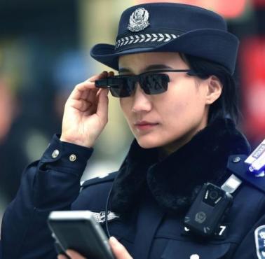 Chińska policjantka wyposażona w okulary do rozpoznawania twarzy