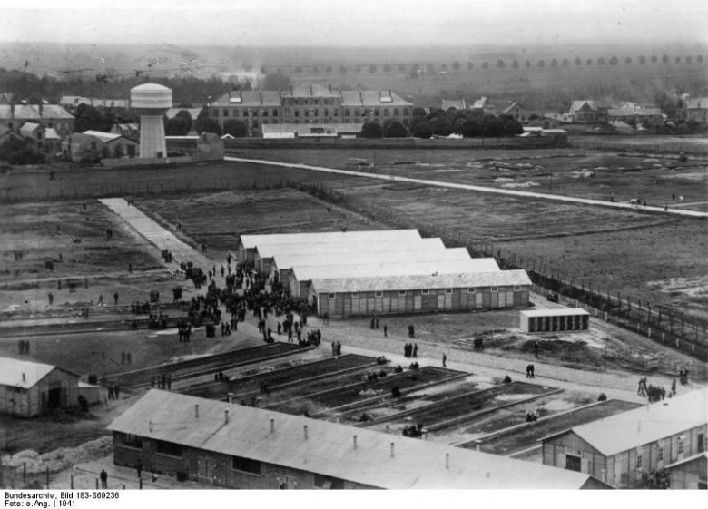 Francuski obóz koncentracyjny dla Żydów w Pithiviers. Z tego i innych obozów szły transportu śmierci do Auschwitz-Birkenau