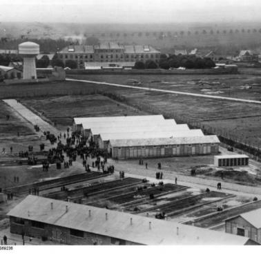 Francuski obóz koncentracyjny dla Żydów w Pithiviers. Z tego i innych obozów szły transportu śmierci do Auschwitz-Birkenau