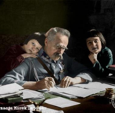 Marszałek Józef Piłsudski z córkami