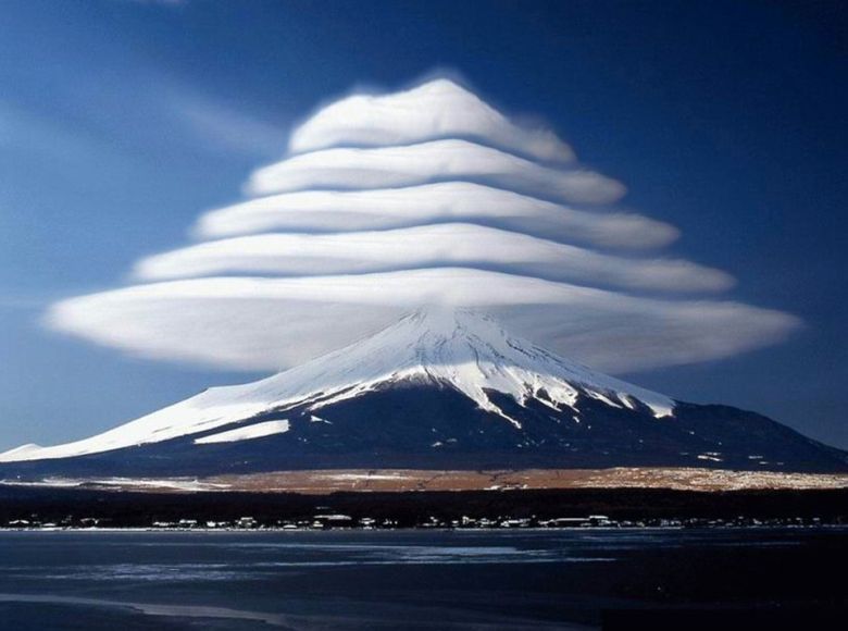 Altocumulus lenticularis (chmura soczewkowata) nad japońską górą Fuji