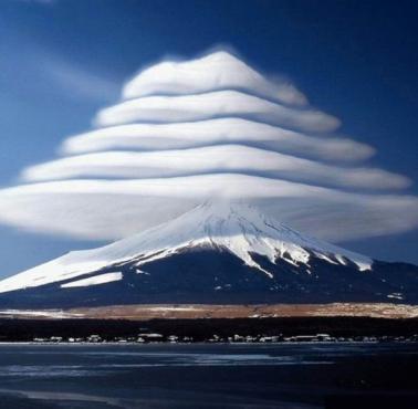 Altocumulus lenticularis (chmura soczewkowata) nad japońską górą Fuji