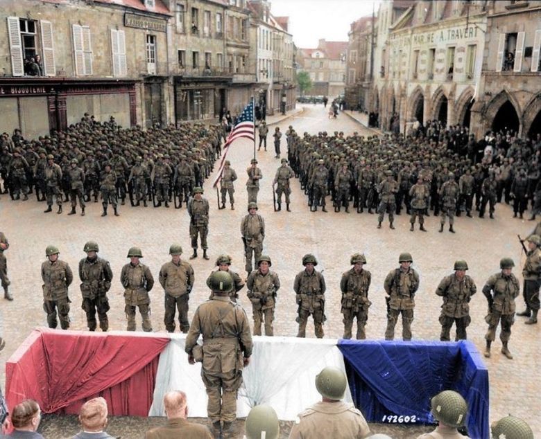 Odznaczenie amerykańskich spadochroniarzy z elitarnej 101 Dywizji Powietrznodesantowej, 1944