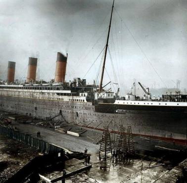 Titanic w doku stoczni Herland and Wolf w Belfaście w Irlandii Północnej 1911