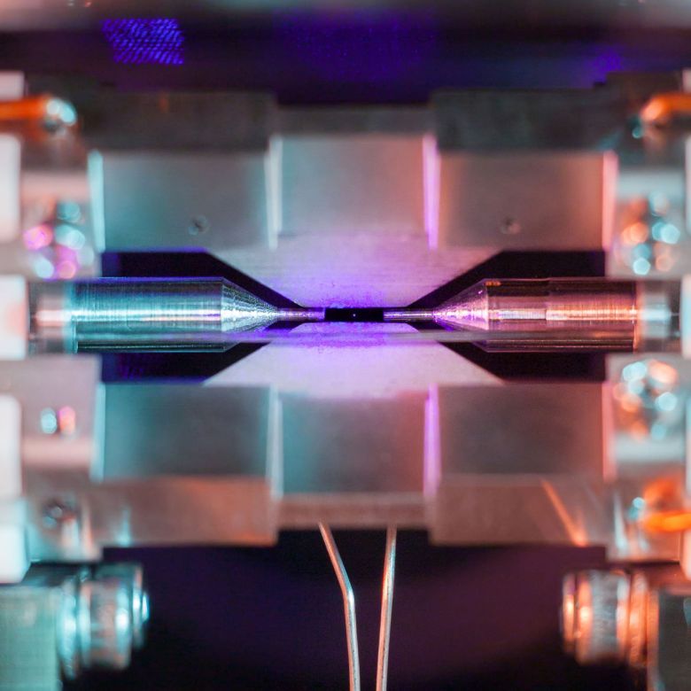 Pojedynczy atom uwięziony prze pole elektryczne ( Single Atom in Ion Trap, David Nadlinger, University of Oxford